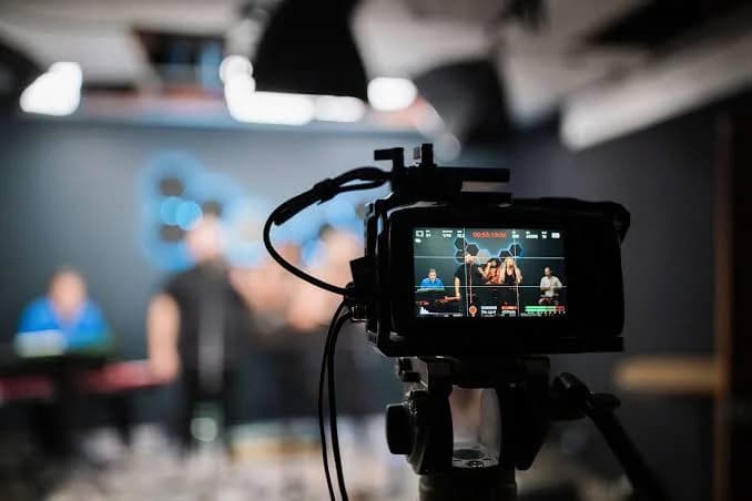Equipo de producción y edición audiovisual.