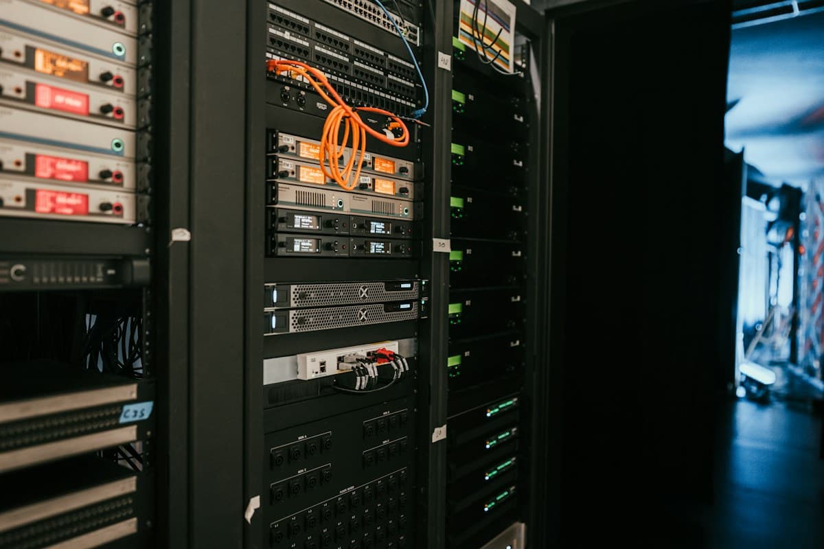 Racks de servidores en un centro de datos.