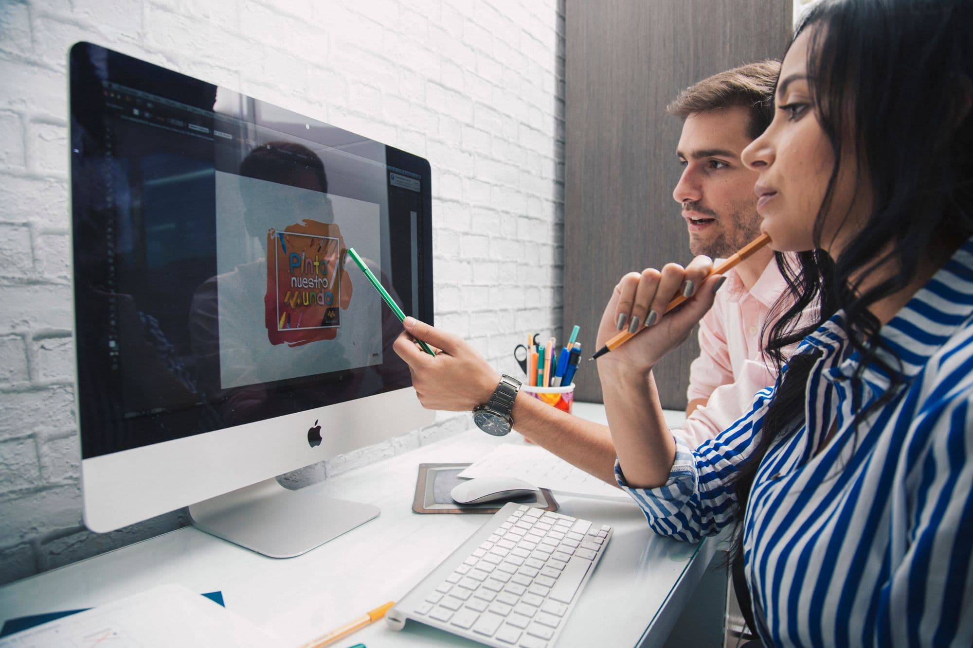 Profesionales colaborando en un proyecto de diseño en Antioquia, Colombia.